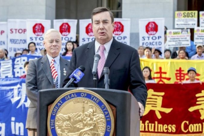 Сенатор Джоэл Андерсон выступает в Сакраменто, штат Калифорния, на митинге в поддержку резолюции, осуждающей преследование китайской коммунистической партией последователей Фалуньгун. 31 августа 2017 года. Фото: Mark Cao/Epoch Times | Epoch Times Россия
