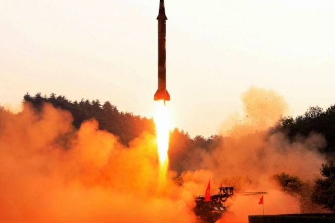 Запуск баллистической ракеты в неизвестном месте в Северной Корее. Недатированный снимок, опубликованный официальным информационным агентством Северной Кореи 30 мая 2017 года. Фото: STR/AFP/Getty Images | Epoch Times Россия