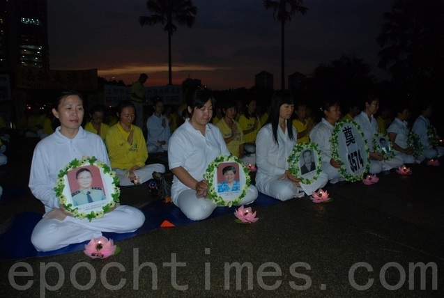 Последователи Фалуньгун проводят акцию памяти своих единомышленников, погибших в результате репрессий в Китае. Город Куала-Лумпур, Малайзия. 2012 год. Фото: The Epoch Times | Epoch Times Россия