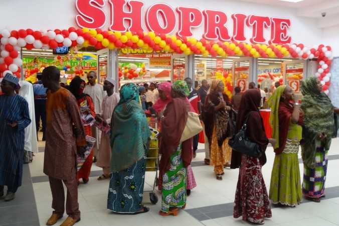 Покупатели стоят перед главным входом в торговый центр Shoprite. Это новый южноафриканский гигант розничной торговли на севере Нигерии, 20 марта 2014 года. Фото: AMINU ABUBAKAR/AFP/Getty Images | Epoch Times Россия