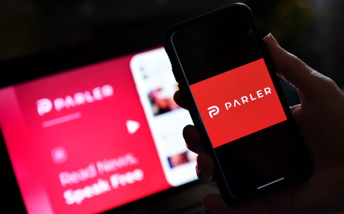 Логотип приложения для социальных сетей Parler отображается на смартфоне. Olivier Douliery/AFP via Getty Images | Epoch Times Россия