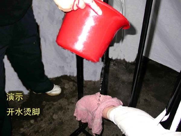 Наглядная инсценировка пыток сторонников Фалуньгун в Китае с помощью кипятка. Фото: minghui.org | Epoch Times Россия