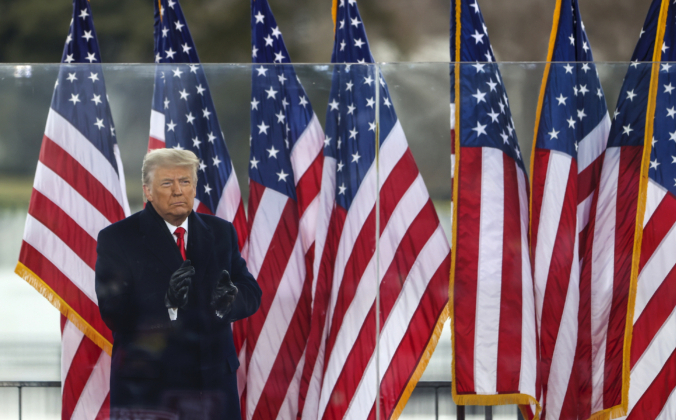 Президент Дональд Трамп приветствует толпу на митинге «Остановить кражу» в Вашингтоне, 6 января 2021 года. Tasos Katopodis/Getty Images | Epoch Times Россия