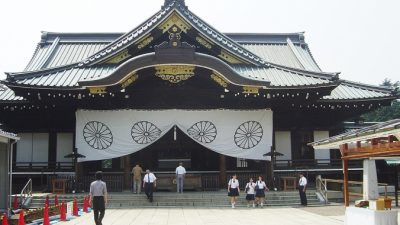 Большая группа японских политиков посетила храм Ясукуни