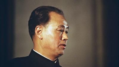 Китайцы приходят в дом-музей бывшего китайского лидера Чжао Цзыяна почтить его память