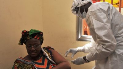 Экспериментальное лекарство от Эболы доставили в Либерию