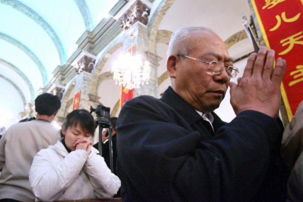 Китайские католики молятся во время рождественской мессы в соборе, Пекин, 24 декабря 2005 года. STR/AFP/Getty Images | Epoch Times Россия