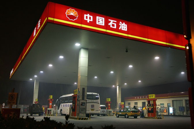 АЗС PetroChina в Пекине, 5 ноября 2007 года. Фото: Frederic J. Brown/AFP/Getty Images | Epoch Times Россия