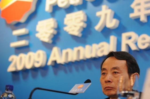 Бывший глава государственной нефтяной компании China National Petroleum Corp (CNPC) Цзян Цземинь в 2009 году. Его недавно отдали под суд. Фото: MIKE CLARKE/AFP/Getty Images | Epoch Times Россия