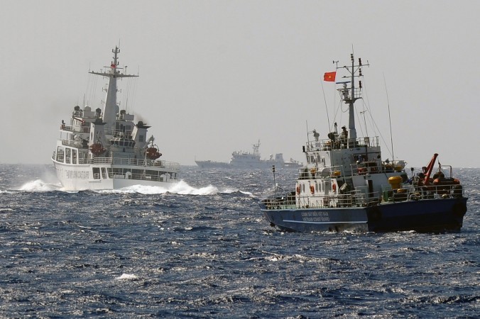 Китайский корабль (слева) преграждает путь судну Вьетнама 14 мая 2014 году недалеко от китайской нефтяной платформы в спорных водах Южно-Китайского моря. Фото: Hoang Dinh Nam/AFP/Getty Images | Epoch Times Россия