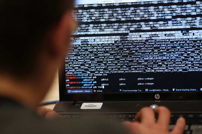 Китайские хакеры недавно взломали компьютерную сеть Политико-юридической комиссии в провинции Гуандун, получив данные о её сотрудниках. Фото: Thomas Samson/AFP/Getty Images | Epoch Times Россия