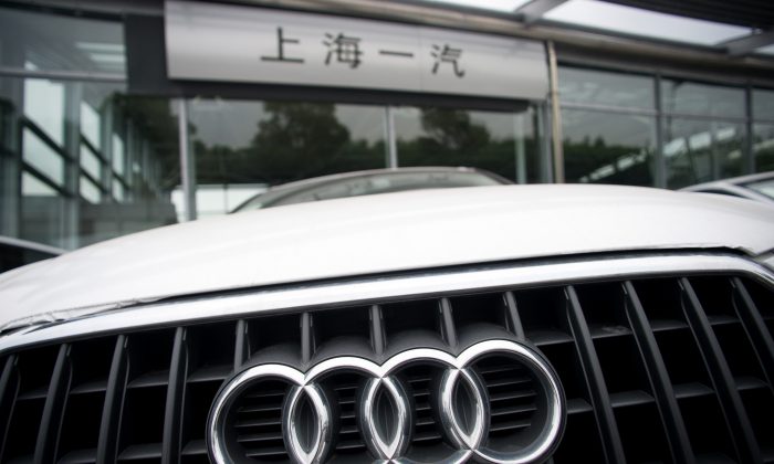 Audi в автосалоне в Шанхае, 6 августа 2014 года. Немецкий производитель роскошных автомобилей Audi и Chrysler из США совершили «монопольное поведение» в Китае и вскоре будут наказаны, заявил регулирующий орган страны. (ИОГАНН АЙЗЕЛЕ / AFP / Getty Images) | Epoch Times Россия