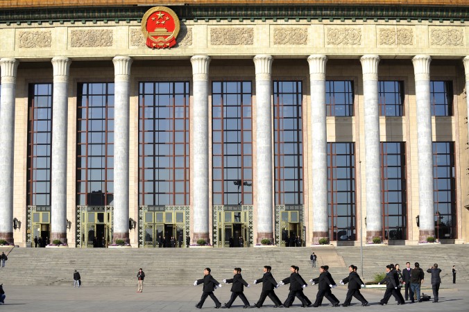 Служба безопасности перед съездом всекитайского собрания народных представителей в Пекине, 9 марта 2011 года. Фото: Liu Jin/AFP/Getty Images | Epoch Times Россия