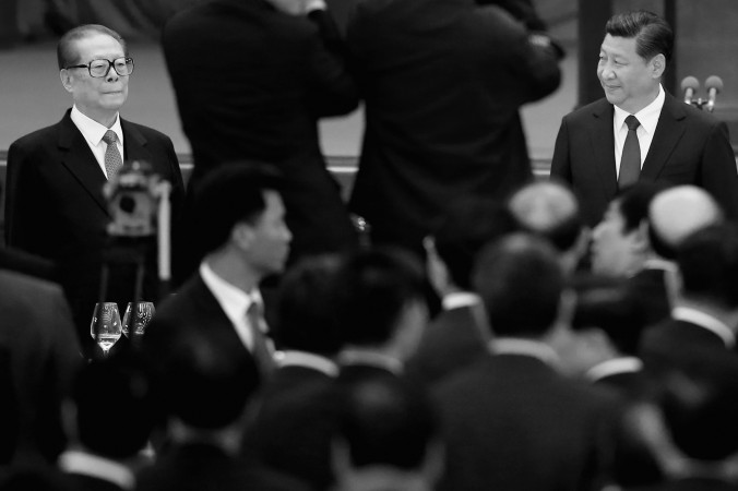 Глава Китая Си Цзиньпин (справа) и его предшественник Цзян Цзэминь (слева) в Пекине, 30 сентября 2014 года. Фото: Feng Li/Getty Images | Epoch Times Россия