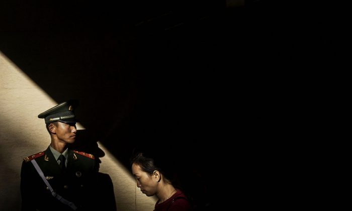 Офицер китайской военизированной полиции охраняет подземный туннель на площади Тяньаньмэнь в Пекине, Китай, 1 октября 2015 г. (Кевин Фрайер / Getty Images) | Epoch Times Россия