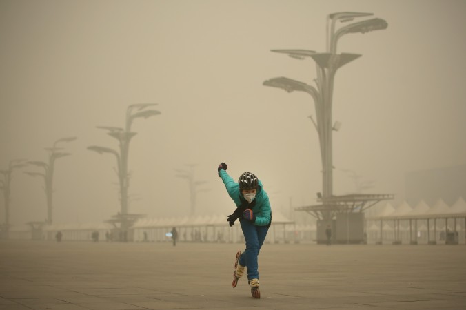 В Пекине продолжается смог из-за критического загрязнения воздуха. Покрытый смогом Олимпийский парк в Пекине. Фото: Li Feng/Getty Images | Epoch Times Россия