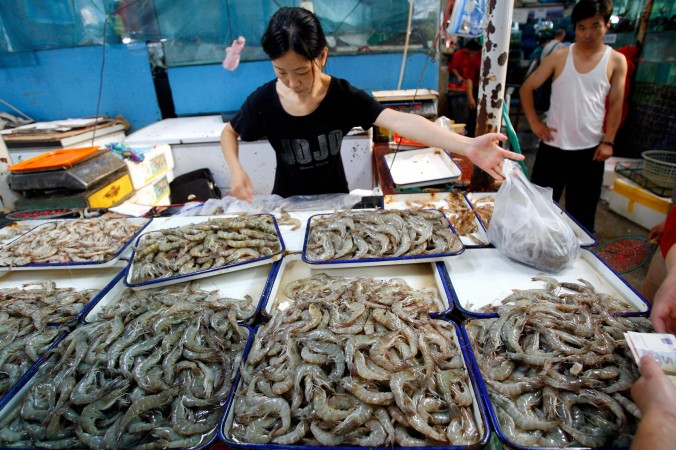 Торговля креветками на рынке в Пекине 19 июля 2007 г. Фото: Teh Eng Koon/Getty Images | Epoch Times Россия