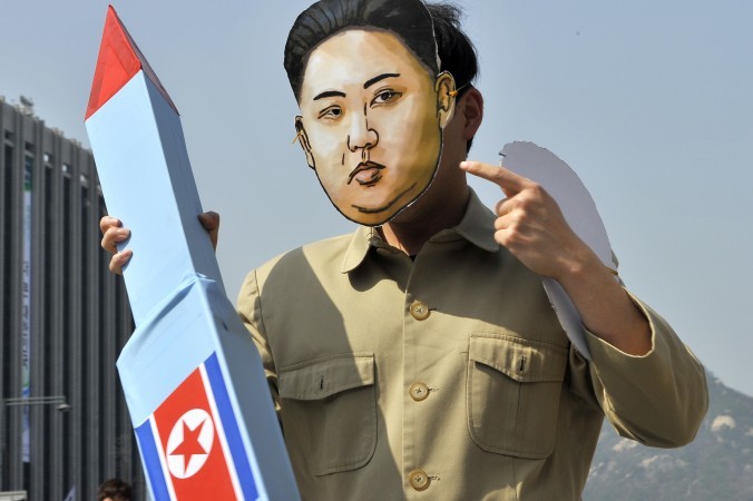 Южнокорейский активист в маске лидера Северной Кореи Ким Чен Ына держит макет ракеты. Митинг в знак протеста запуска ракеты Северной Кореей и правления её трёх поколений диктаторов. Сеул, 15 апреля 2012 года. Фото: JUNG YEON-JE/AFP/Getty Images | Epoch Times Россия