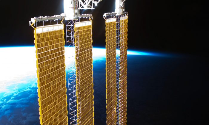 Солнечные батареи на Международной космической станции. Китай хочет построить космические солнечные коллекторы во много раз больше, чтобы отправлять энергию обратно на землю с помощью лазера или микроволнового излучения (НАСА). | Epoch Times Россия