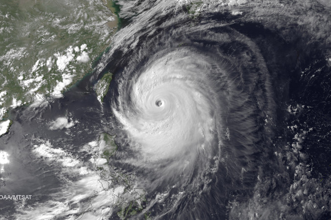 Снимок из космоса тайфуна «Ногури», приближающегося к острову Окинава, Япония, 7 июля, 2014 год. Фото:  NOAA via Getty Images | Epoch Times Россия