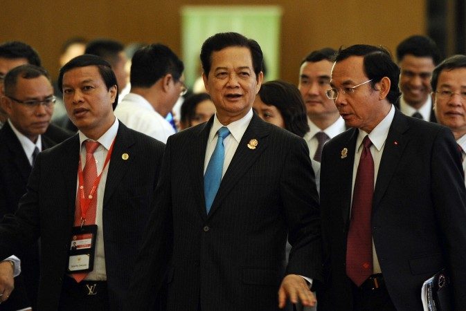 Премьер-министр Вьетнама Нгуен Тан Зунг (в центре) идёт с членами своей делегации на саммите АСЕАН в Мьянме 11 мая. В воскресенье он выступил с критикой агрессии Китая в Южно-Китайском море. Фото: CHRISTOPHE ARCHAMBAULT/AFP/Getty Images | Epoch Times Россия