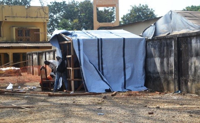 Палатка для изоляции пациентов с подозрением на лихорадку Эбола, Гвинея, 29 марта 2014 года. Фото: CELLOU BINANI/AFP/Getty Images | Epoch Times Россия