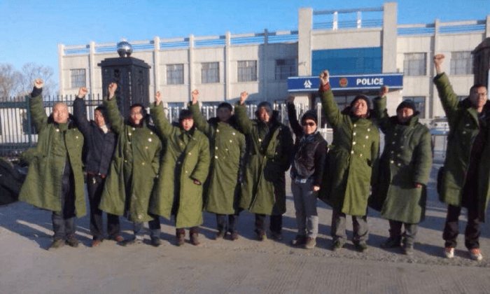 27 марта 10 адвокатов и граждан протестуют перед полицейским участком Цзяньаньцзян в провинции Хэйлунцзян, призывая освободить задержанных адвокатов, которые протестовали против содержания китайских граждан в черной тюрьме. Китайские активисты заявили, что объект был закрыт 28 апреля 2014 г. (New Tang Dynasty Television) | Epoch Times Россия