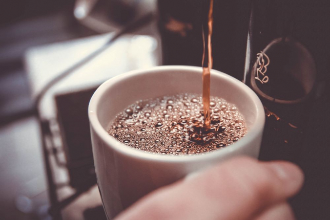 Кофе - один из самых потребляемых напитков во всем мире. Средний житель нашей страны потребляет около 1,5 кг кофе в год. Фото. John Schnobrich/Unsplash/Unsplash License | Epoch Times Россия