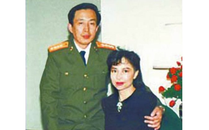 Ло Ю (слева), сын бывшего революционного китайского генерала Ло Жуйцина, и его покойная жена (справа), бывшая гонконгская актриса и бизнесвумен Тина Люн, на фотографии без даты. (Снимок экрана / ТВНДТ) | Epoch Times Россия