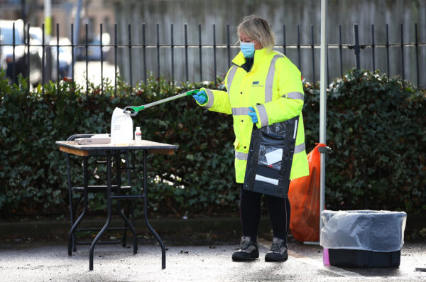 Женщина убирается после тестирования на коронавирус, Лондон, Великобритания, 2 февраля 2021 года. Hollie Adams/Getty Images | Epoch Times Россия