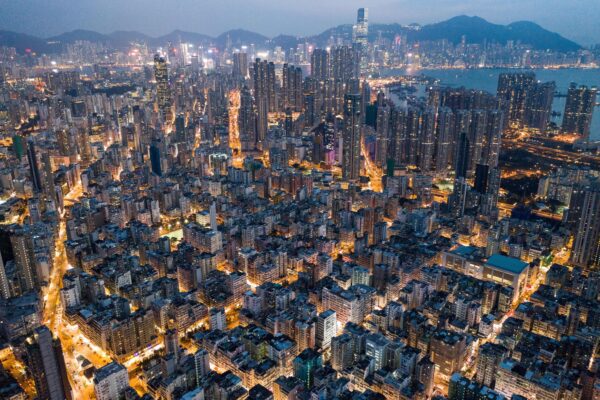 Аэрофотосъемка ночного Гонконга 23 октября 2018 года.   Dale de la Rey / AFP через Getty Images | Epoch Times Россия
