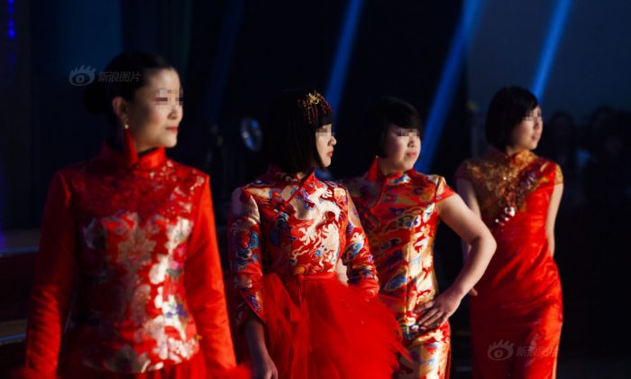 Заключенные и тюремные охранники наряжаются для показа мод в женской тюрьме Цзилинь провинции Цзилинь 3 февраля (Sina.com) | Epoch Times Россия
