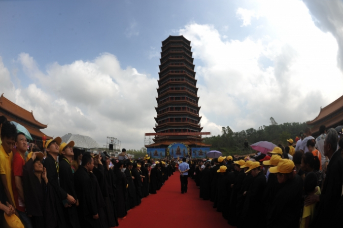 Монахи и горожане проводят церемонию благословения возле буддийской пагоды в храме Цзиньшань, Чэнмай, провинция Хайнань, Китай, 22 октября 2014 года. ChinaFotoPress/ChinaFotoPress via Getty Images | Epoch Times Россия