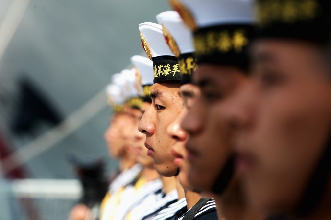 Китайские моряки стоят строем на военном корабле, порт Циндао, провинция Шаньдун, 22 апреля 2009 г. Фото: Guang Niu/Getty Images | Epoch Times Россия