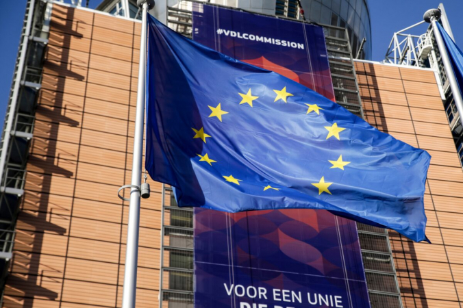 Флаг Европейского Союза развевается перед штаб-квартирой Европейской комиссии в Брюсселе 3 декабря 2019 года. ARIS OIKONOMOU/AFP via Getty Images | Epoch Times Россия
