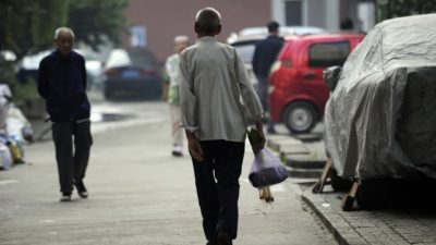 Почему в Китае опасно помогать старикам на улице?