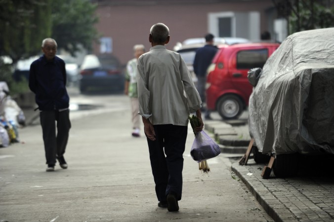 В современном Китае люди опасаются помогать упавшим старикам на улице. Фото: Wang Zhao/AFP/Getty Images | Epoch Times Россия