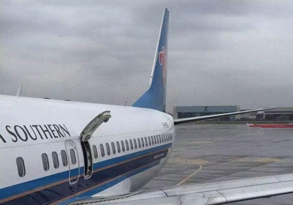 Пассажир самолета China Southern, вылетающего в Чунцин-Урумчи, открывает дверь аварийного выхода после того, как хочет подышать свежим воздухом. (Chengdu Finance Daily) | Epoch Times Россия