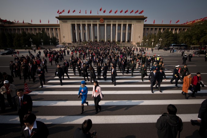 Делегаты выходят из Большого зала народных собраний в Пекине после сессии Конгресса коммунистической партии Китая, 8 ноября 2012 года. Фото: Ed Jones/AFP/Getty Images | Epoch Times Россия
