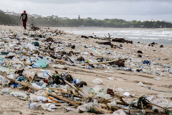 Пластиковый мусор, принесённый волнами на пляж, Кута, Индонезия, 17 января 2014 года. Фото: Agung Parameswara/Getty Images | Epoch Times Россия