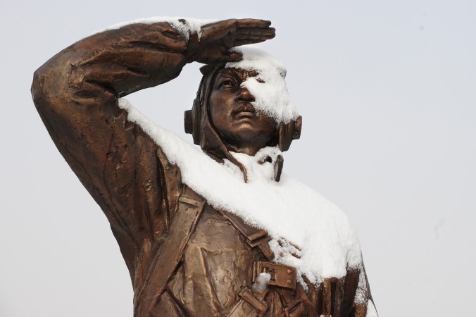 Памятник, посвящённый китайскому солдату, в городе Даньдун провинции Ляонин. Фото: Frederic J. Brown/AFP/Getty Images | Epoch Times Россия