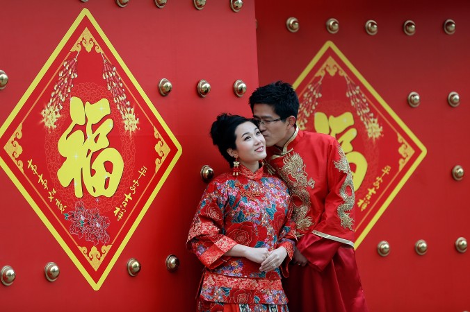 Свадебное фото китайских молодожёнов в традиционных костюмах, 14 февраля 2013 года. Фото: Lintao Zhang/Getty Images | Epoch Times Россия
