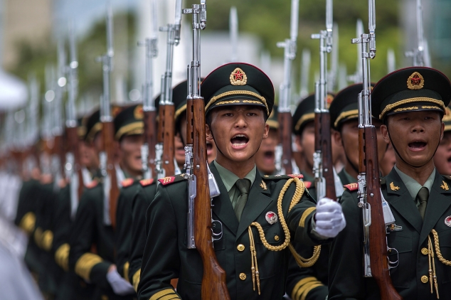 Солдаты Народно-освободительной армии Китая (НОАК), 1 июля 2013 г., Гонконг. Фото: Lam Yik Fei/Getty Images | Epoch Times Россия