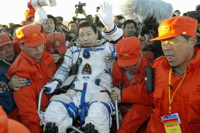 Встреча первого космонавта Китая Ян Ливэя. Фото: AFP/AFP/Getty Images | Epoch Times Россия