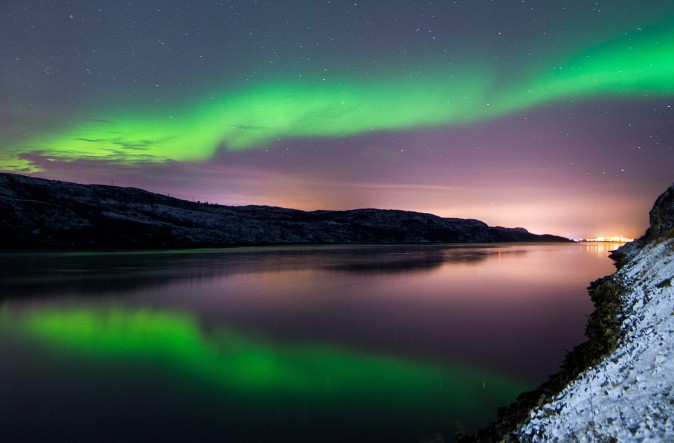 13 ноября. Северное сияние освещает ночное небо в районе города Киркенес в Северной Норвегии. Фото: Jonathan Nackstrand/Getty Images | Epoch Times Россия