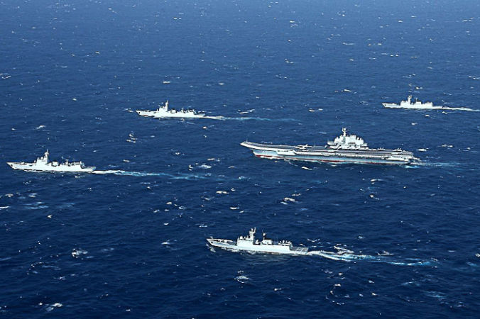 Авианосец «Ляонин» и другие военные корабли во время военных учений в Южно-Китайском море 2 января 2017 года. Фото: STR / AFP / Getty Images | Epoch Times Россия