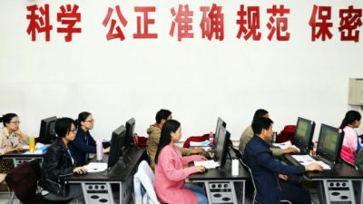 Китайскую девушку лишили права на образование, но она нашла выход