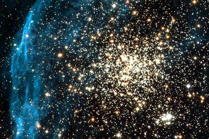 Космический телескоп Хаббл НАСА сделал снимок молодого, шарообразного звёздного скопления, не имеющего аналогов в нашей галактике Млечный Путь. Фото: NASA, ESA, and Martino Romaniello | Epoch Times Россия