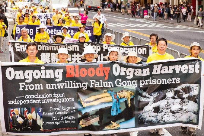 Последователи Фалуньгун выступают против извлечения органов, которое до сих пор происходит в Китае. Фото: Edward Dye/Epoch Times | Epoch Times Россия