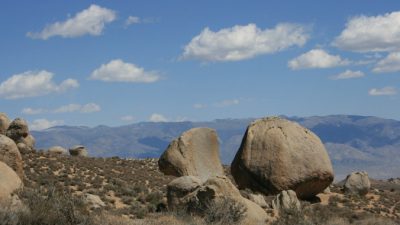 Учёные выяснили, почему не падают балансирующие камни в Калифорнии